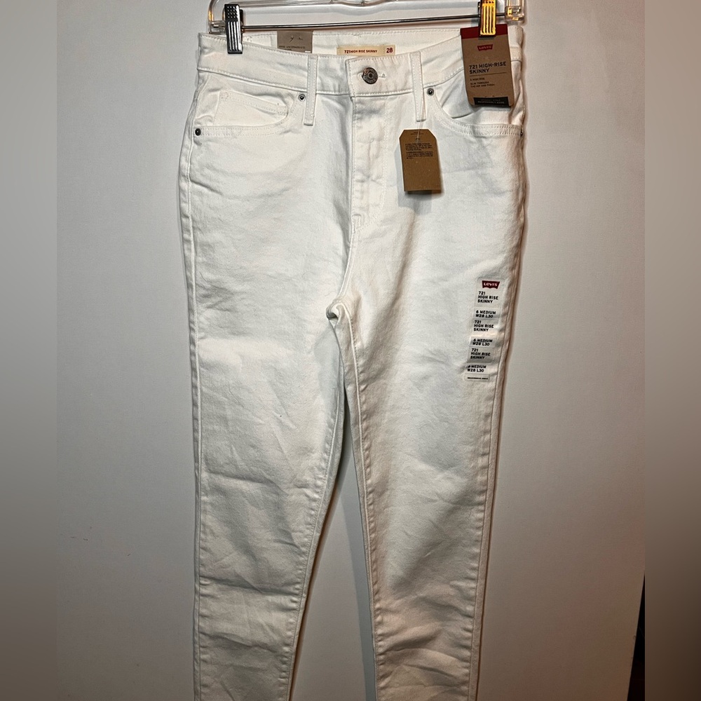 New Women’s Levi’s jeans